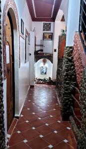 un pasillo de una casa con suelo de baldosa en Dar Agham Akbou, en Timimoun