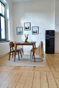 a dining room with a table and a refrigerator at Luxuriöses Haus im Trendviertel in Wuppertal