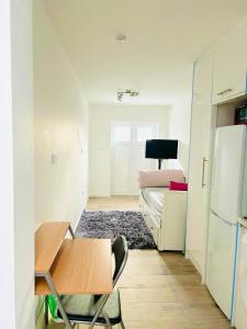 Gallery image of Lovely en-suite studio with kitchen and free parking with walking distance to tube station and short train ride to central London!! in Northwood