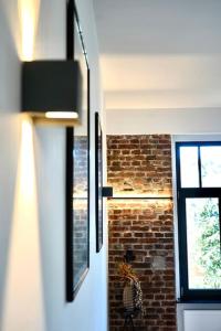 a room with a brick wall and a window at Luxuriöses Haus im Trendviertel in Wuppertal