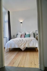 a bedroom with a bed and a wooden floor at Luxuriöses Haus im Trendviertel in Wuppertal