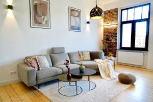 a living room with a couch and a table at Luxuriöses Haus im Trendviertel in Wuppertal