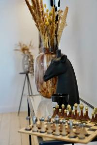 a chess board with a horse head next to a vase at Luxuriöses Haus im Trendviertel in Wuppertal