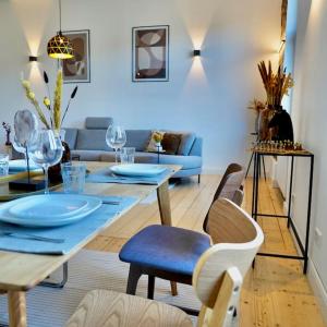a living room with a table and chairs at Luxuriöses Haus im Trendviertel in Wuppertal
