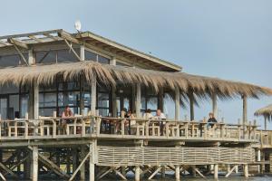 何塞伊格納西奧的住宿－Laguna Garzón Lodge，一群人站在码头上的餐馆里