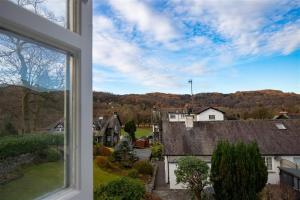 ein Blick aus einem Fenster eines Hauses in der Unterkunft Sunset Cottage in Ambleside + 6 Fotos