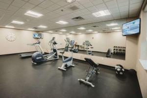siłownia ze sprzętem do ćwiczeń wysiłkowych i dużym lustrem w obiekcie Best Western Plus Lakeview Hotel w mieście Madison