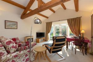 un salon avec un canapé et une table dans l'établissement Bank Foot, à Ambleside