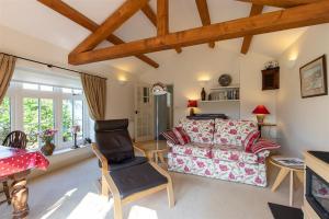 un salon avec un canapé et une chaise dans l'établissement Bank Foot, à Ambleside