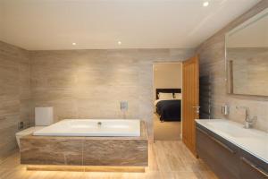 Vannituba majutusasutuses Spring Cottage +27 fotot