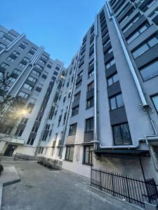 dos edificios de apartamentos altos en una ciudad en Beautiful Apartment in Chisinau, en Chişinău