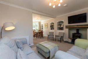 uma sala de estar com um sofá e uma lareira em Crozier Cottage em Ambleside