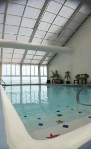 Swimming pool sa o malapit sa Bolero Resort