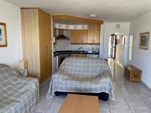 Postel nebo postele na pokoji v ubytování Apartment 5A1, Victoria Court 1, Avenida Londres 6, Los Cristianos, 38650, Tenerife + 37 fotografií