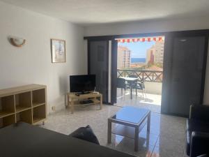 TV a/nebo společenská místnost v ubytování Apartment 5A1, Victoria Court 1, Avenida Londres 6, Los Cristianos, 38650, Tenerife