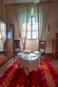 een woonkamer met een tafel en 2 stoelen bij Agriturismo Villa Cavallini in Camaiore