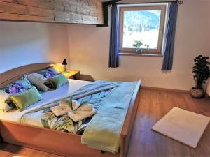Schlafzimmer mit einem Bett und einem Fenster in der Unterkunft Lovely Apartment in Saalfelden directly on the farm in Saalfelden am Steinernen Meer