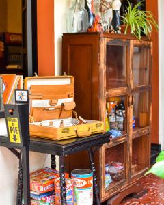 a table with a suitcase and a wooden cabinet at Casa Elizabeth in Quetzaltenango