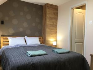 Posteľ alebo postele v izbe v ubytovaní Kincsem Apartman