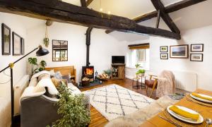 uma sala de estar com um sofá e uma lareira em Craftsman Cottage em Hawkshead