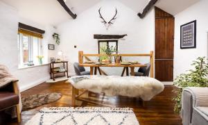 uma sala de estar com uma mesa de madeira e uma sala de jantar em Craftsman Cottage em Hawkshead