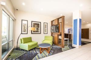 uma sala de estar com duas cadeiras e uma mesa em Holiday Inn Express & Suites - San Jose Silicon Valley, an IHG Hotel em San Jose