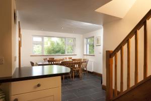 Una cocina y un comedor con mesa y sillas. en Wythebank, en Ambleside
