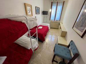 A bed or beds in a room at Royal Guest House Venice