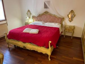 A bed or beds in a room at Royal Guest House Venice