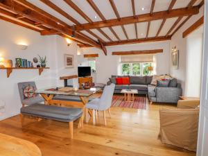 Glen View Cottage في آمبيلسايد: غرفة معيشة مع طاولة وأريكة