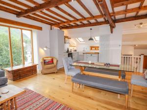 Glen View Cottage في آمبيلسايد: غرفة معيشة مع طاولة ومطبخ