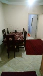 comedor con mesa, sillas y alfombra roja en الهرم en El Cairo
