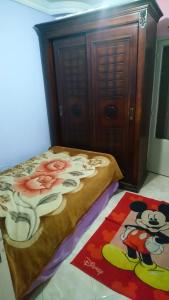 Tempat tidur dalam kamar di الهرم