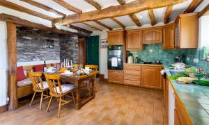 ウルバーストンにあるBank Barn at Ruslandの木製のテーブルとダイニングルームのあるキッチン