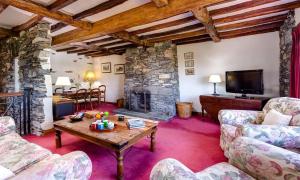 ウルバーストンにあるBank Barn at Ruslandのリビングルーム(テーブル、石造りの暖炉付)