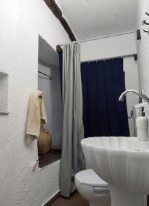 Koupelna v ubytování Vasileio + 28 fotografií