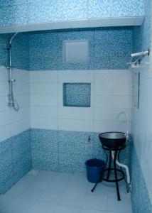 Un baño con ducha y lavabo. en Kër Adja, en Ziguinchor 33 fotos más