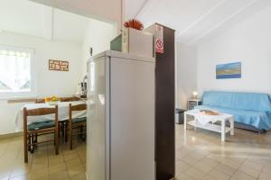 uma cozinha e sala de estar com um frigorífico e uma mesa em Apartments with a parking space Karigador, Novigrad - 2534 em Karigador