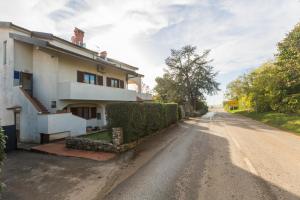 a house on the side of a dirt road at Apartment Karigador 2534b in Karigador