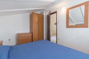 Posteľ alebo postele v izbe v ubytovaní Apartment Karigador 2534b