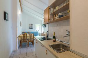 Kuchyňa alebo kuchynka v ubytovaní Apartment Karigador 2534b