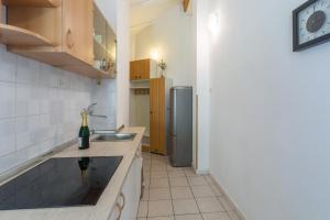 Kuchyňa alebo kuchynka v ubytovaní Apartment Karigador 2534b
