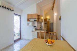 Kuchyňa alebo kuchynka v ubytovaní Apartment Karigador 2534b