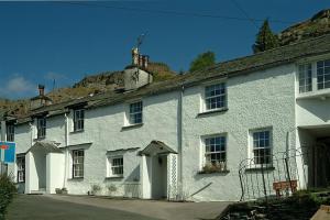a large white building with a roof at White Lion Cottage in Chapel Stile