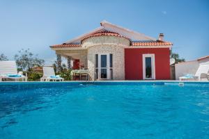 Bazén v ubytování Family friendly house with a swimming pool Cista Velika, Vodice - 20234 nebo v jeho okolí