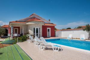 Bazén v ubytování Family friendly house with a swimming pool Cista Velika, Vodice - 20234 nebo v jeho okolí