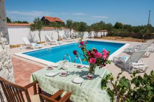 Bazén v ubytování Family friendly house with a swimming pool Cista Velika, Vodice - 20234 nebo v jeho okolí