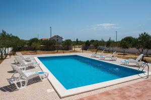Bazén v ubytování Family friendly house with a swimming pool Cista Velika, Vodice - 20234 nebo v jeho okolí