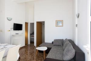 - un salon avec un canapé et une table dans l'établissement Apartments by the sea Rogoznica - 2895, à Rogoznica