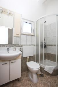 Kúpeľňa v ubytovaní Apartments by the sea Rogoznica - 2895 + 32 fotografií